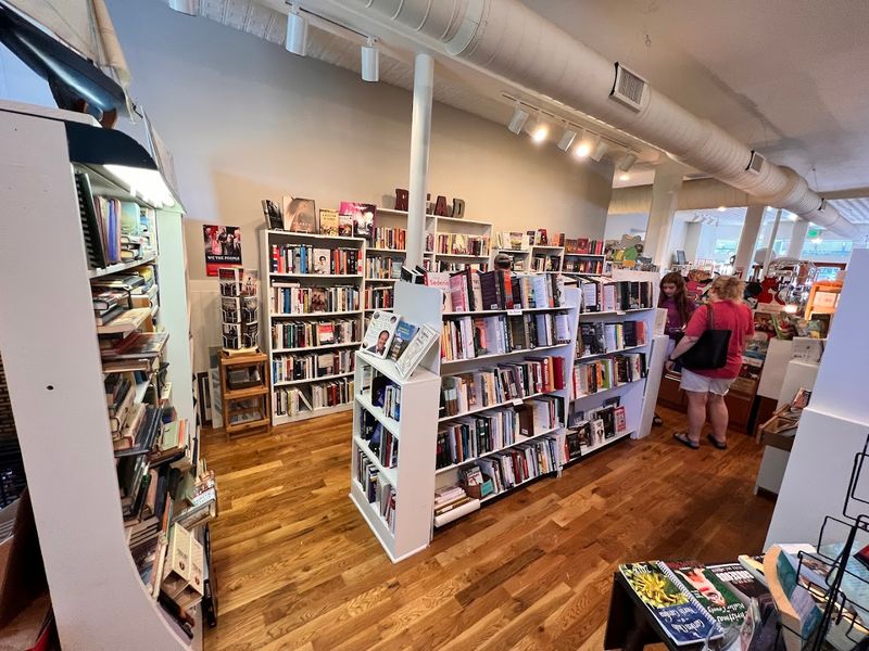 The Book Shelf, Tryon