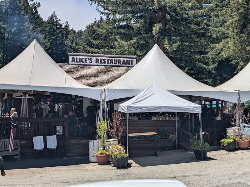 14 California Eateries So Unusual They Are Worth Visiting - Decor Hint Alice's Restaurant, Woodside