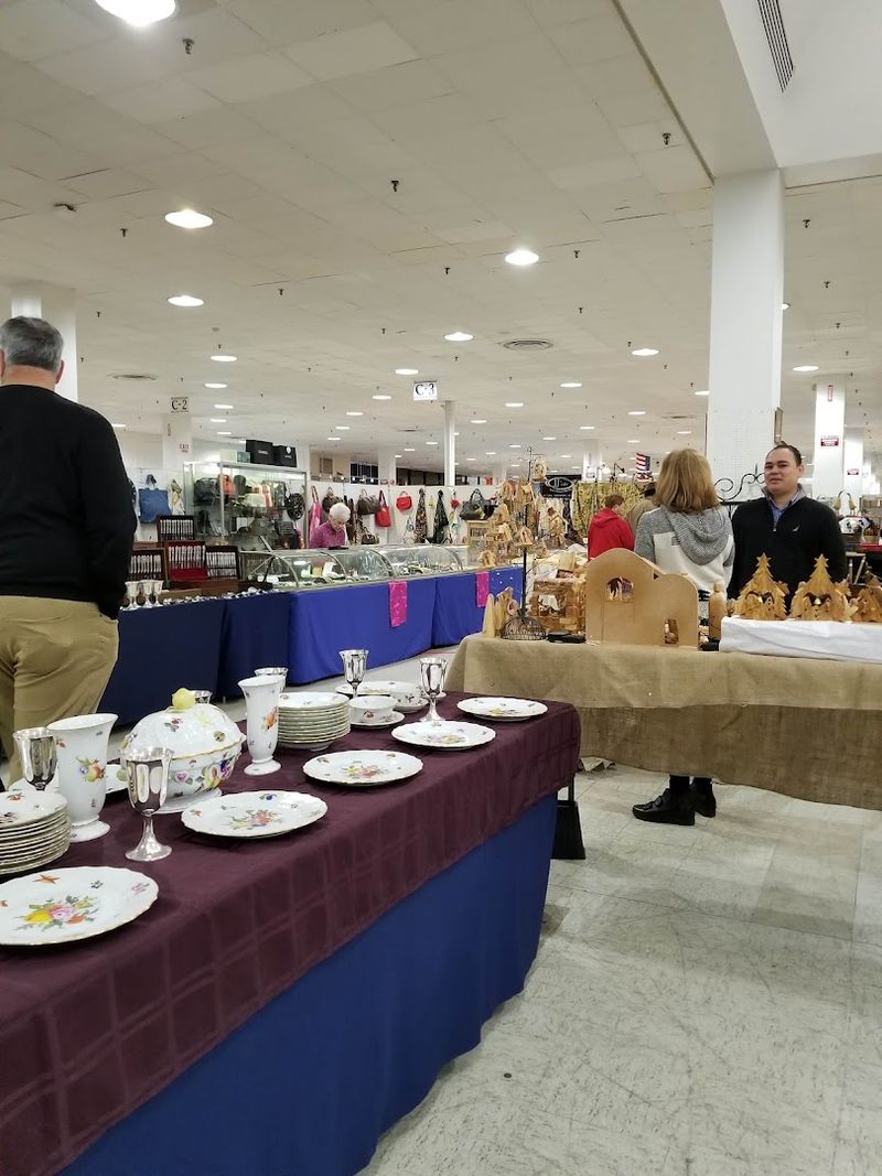 This Treasure-Filled Marketplace Scott Antique Markets Atlanta Georgia Is A 2026 Must-Visit - Decor Hint Food Vendors On-Site to Keep Energy Levels Up