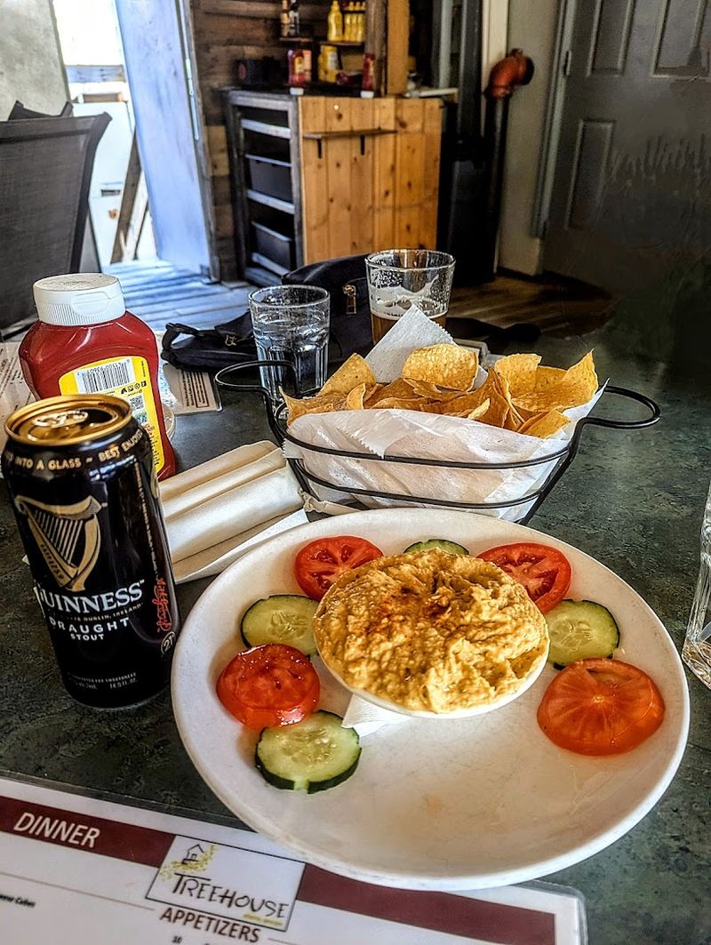 Outdoor Seating That Shines in Good Weather