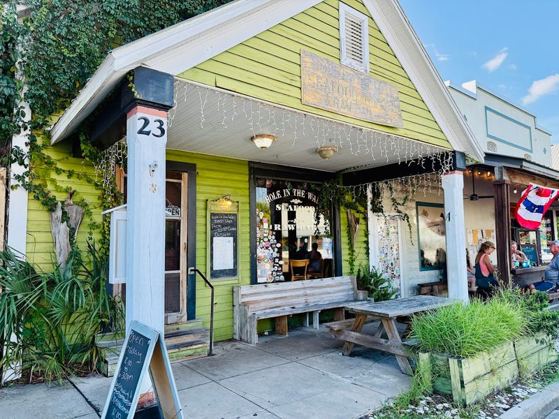 16 Florida Hole-In-The-Wall Restaurants Locals Can't Get Enough Of - Decor Hint Hole In The Wall Seafood & Raw Bar, Apalachicola