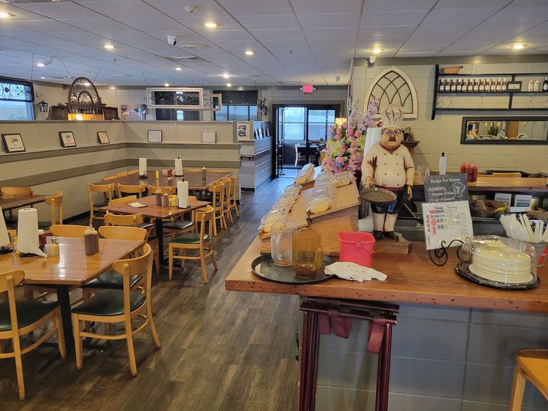 People Drive From All Over Georgia To Visit This Legendary BBQ Joint - Decor Hint Friendly Service That Makes Everyone Feel at Home