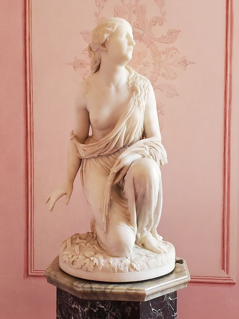 There's A Very Good Reason This Georgia Estate Is Known As The Palace Of The South - Decor Hint Haunted History That Adds an Eerie Edge