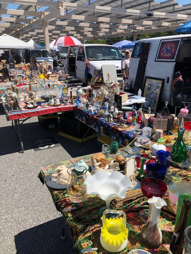 This Massive California Outdoor Market Is A Treasure Hunter's Dream - Decor Hint Local Vendors And Artisans Find Real Community Here