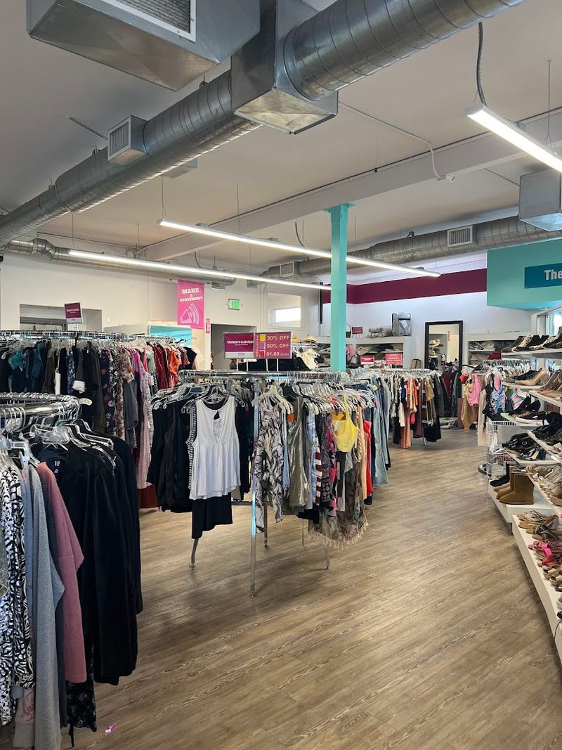 This California Thrift Store Helps Fund Healthcare Every Time Someone Shops - Decor Hint 96 Cents Of Every Dollar Goes Directly To Healthcare