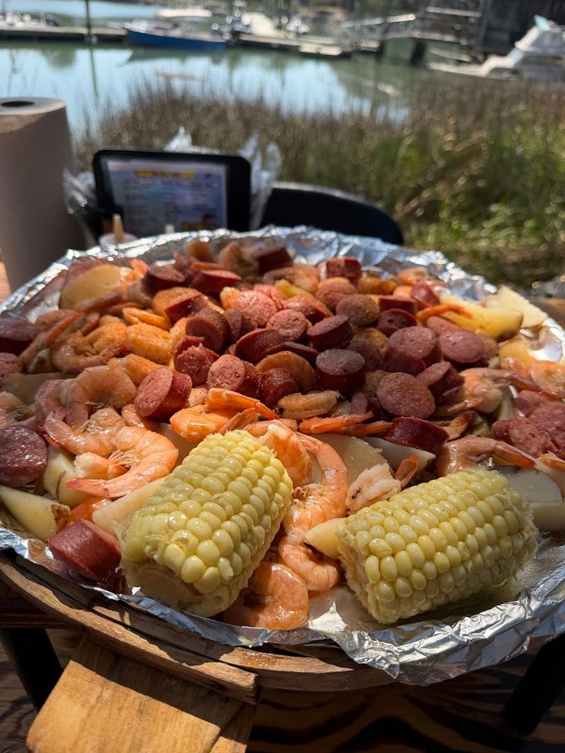This No-Frills Restaurant In Georgia Has Famous Seafood Known Throughout The State - Decor Hint Arriving by Boat Is Absolutely an Option