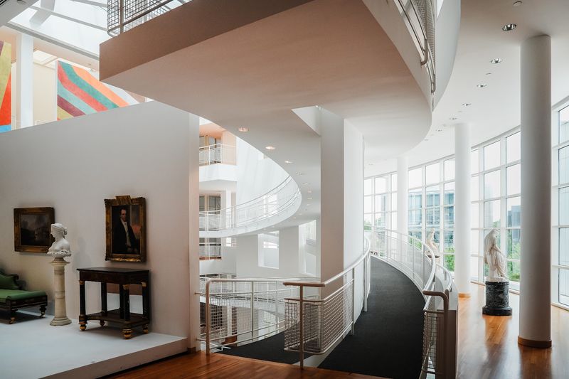 Lectures, Workshops, and Guided Tours That Go Beyond Surface-Level Looking