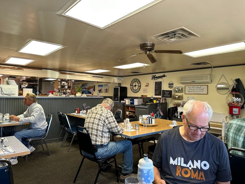 This Lakeside Michigan Spot Is Famous For Fried Fish That Steals The Show - Decor Hint The Crowd That Keeps Coming Back