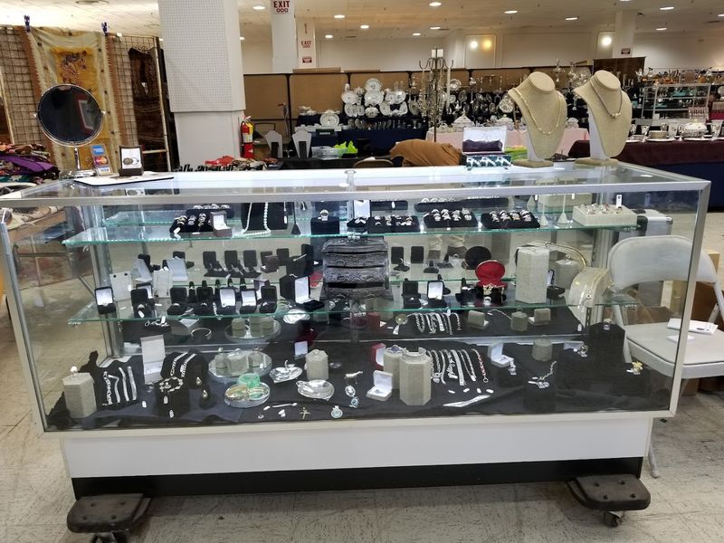 This Treasure-Filled Marketplace Scott Antique Markets Atlanta Georgia Is A 2026 Must-Visit - Decor Hint Vintage Jewelry and Estate Pieces Worth Discovering