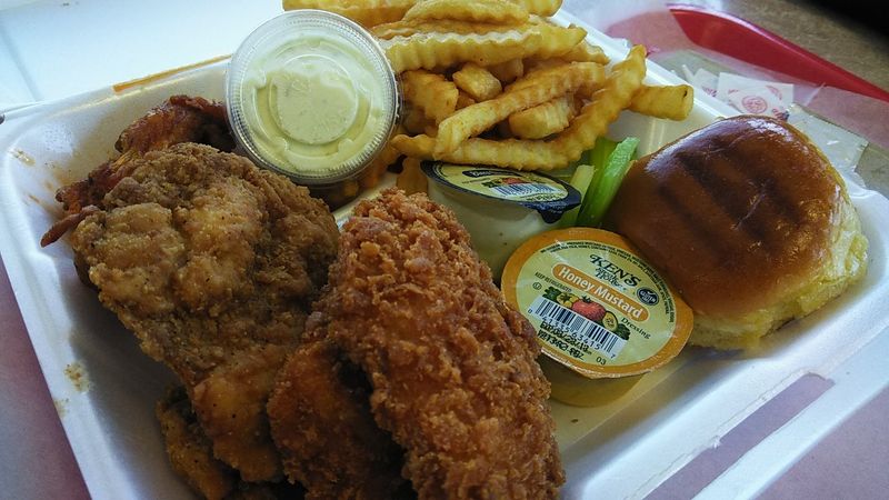 This Old-School Georgia Diner Is Known For Burgers That Keep People Coming Back - Decor Hint Quick Service That Respects Your Time