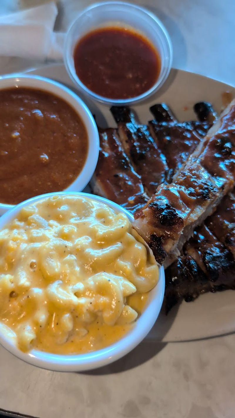 This Tiny Georgia Restaurant Is Known For BBQ That Keeps People Coming Back - Decor Hint Signature Rum Baked Beans