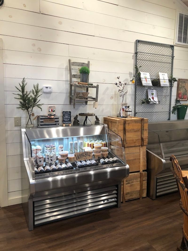 This Log Cabin Restaurant In Blairsville, Georgia Serves Incredibly Flaky Biscuits And A Legendary Sausage Gravy - Decor Hint Generational Family Recipes