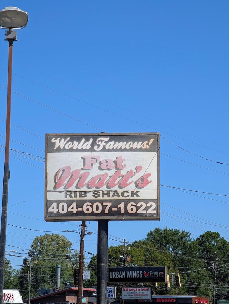 This Tiny Georgia Restaurant Is Known For BBQ That Keeps People Coming Back - Decor Hint Convenient Location Near Atlanta Attractions