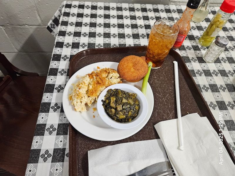 People Drive From Across Georgia For The Outrageously Delicious Fried Chicken At This Iconic Restaurant - Decor Hint Biscuits and Gravy Worth Setting an Early Alarm For