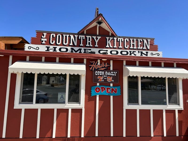 9 Off-The-Grid Joshua Tree, California Restaurants You'll Absolutely Love - Decor Hint JT Country Kitchen