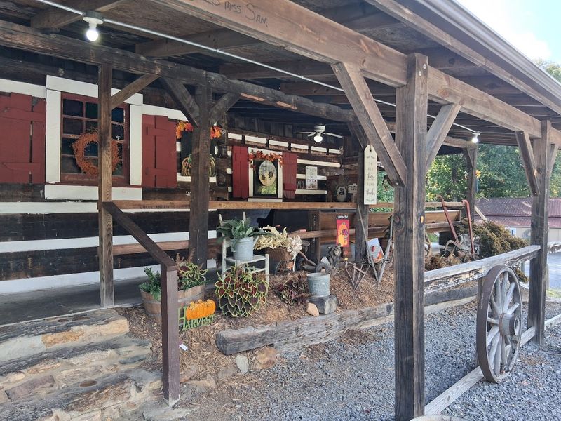 Hillbilly Hide-A-Way Restaurant, Walnut Cove