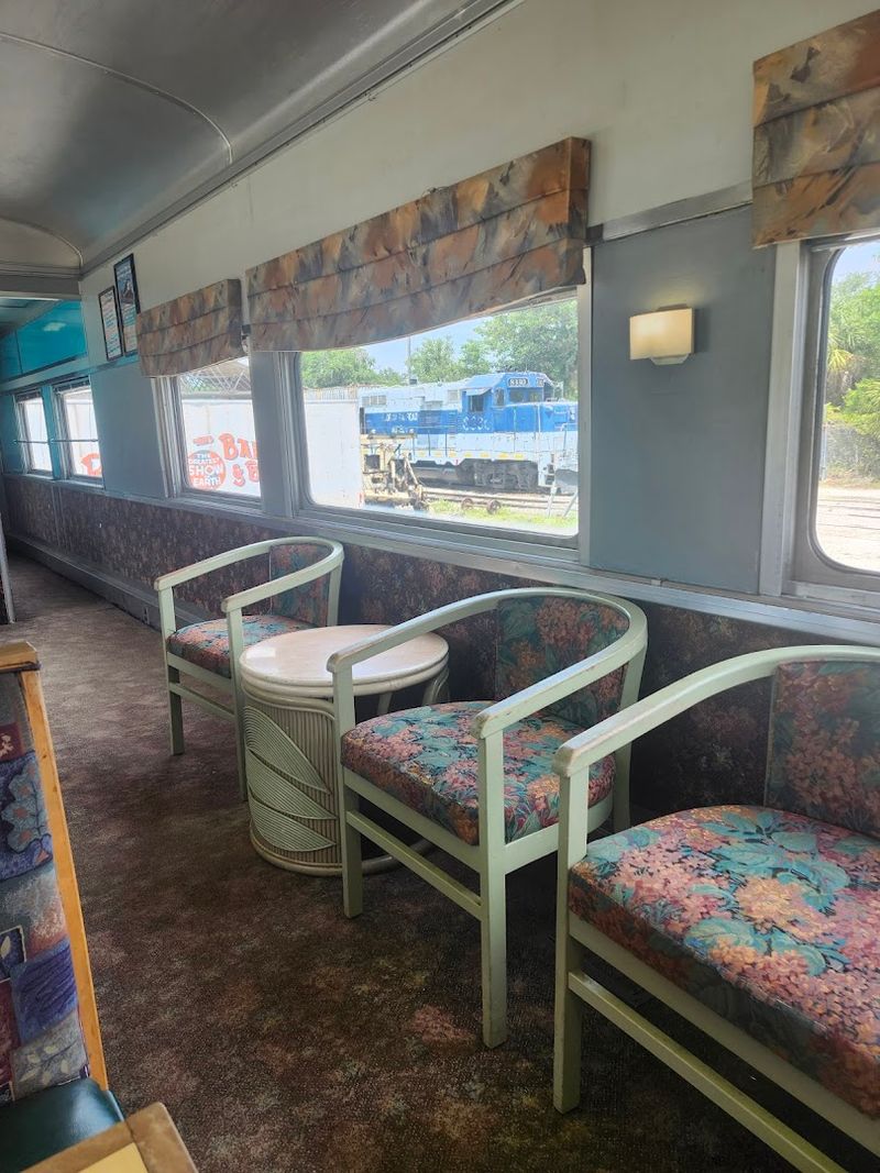 This Slow Train Ride In Florida Might Be The Most Relaxing Way To See The State - Decor Hint Where The Tracks Lead Somewhere Simpler