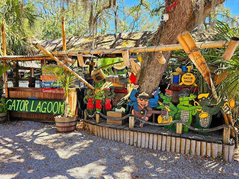 This No-Frills Restaurant In Georgia Has Famous Seafood Known Throughout The State - Decor Hint Family-Friendly Atmosphere From Start to Finish