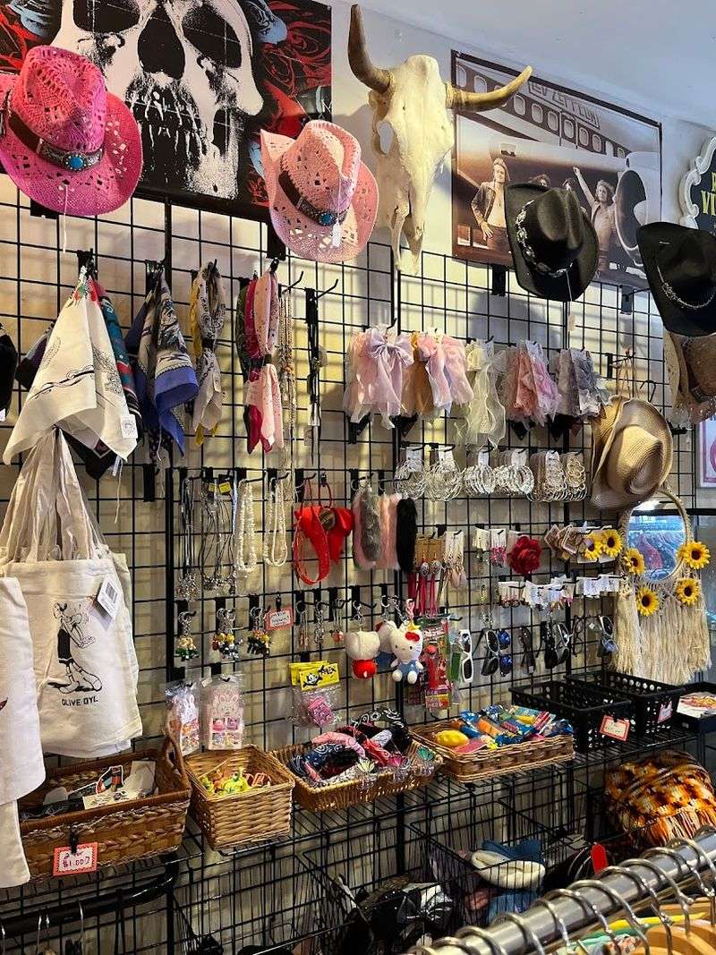 Unique Accessories That Complete The Vintage Look