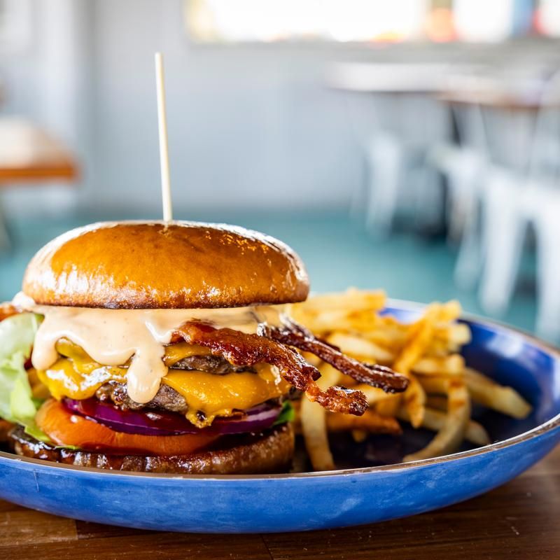 These Early Morning Bites At A Georgia Oceanfront Spot Are Worth The Drive - Decor Hint A Family-Friendly Atmosphere That Welcomes Everyone