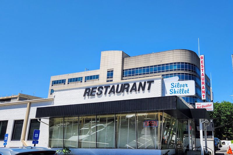 This 1950s Time-Capsule Diner In Atlanta Georgia Serves Lemon Icebox Pie Worthy Of Movie Fame - Decor Hint Open Kitchen Concept