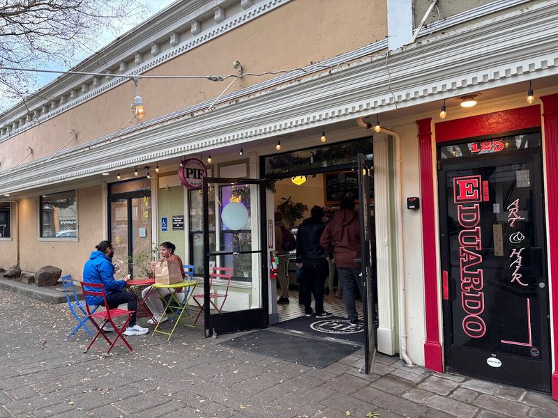 People Drive From All Over California To Eat At These Iconic Farm-To-Table Pies - Decor Hint A Spot That Gives Back To The Community