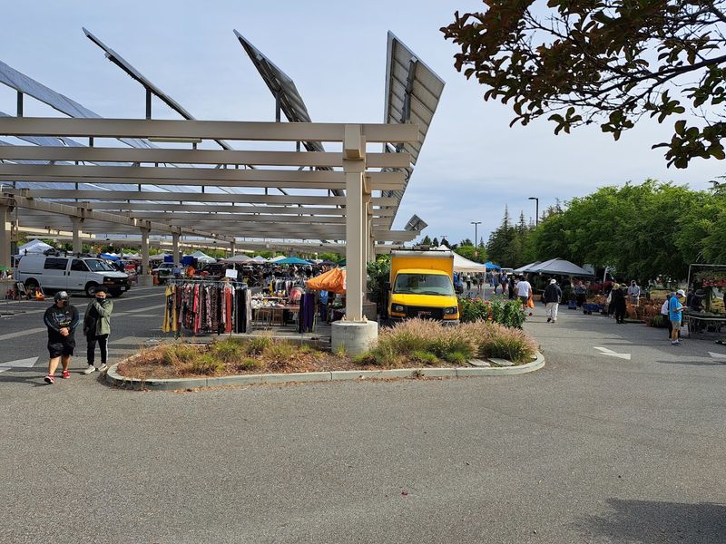 This Massive California Outdoor Market Is A Treasure Hunter's Dream - Decor Hint Free Parking Makes Access Easy