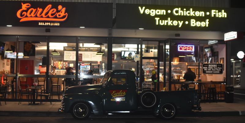 13 Budget-Friendly California Restaurants Where The Food Goes Fast Every Day - Decor Hint Earle's On Crenshaw