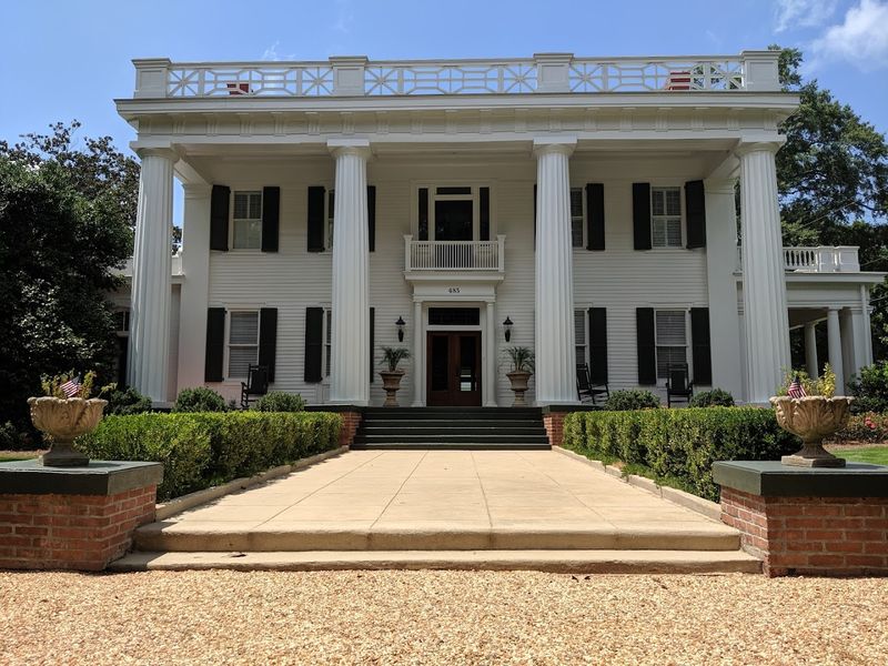 This Historic Small Town In Georgia Is Perfect For Relaxing Weekend Getaways - Decor Hint Heritage Hall Tour