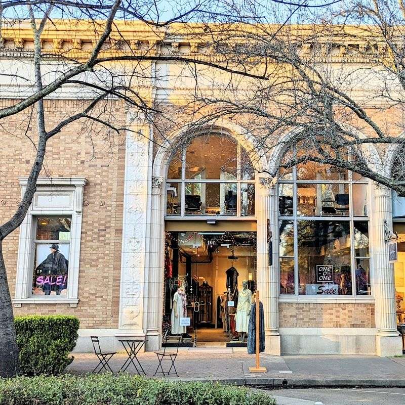 The 12 Best Small Towns in California Worth Paying A Visit In 2026 - Decor Hint Healdsburg