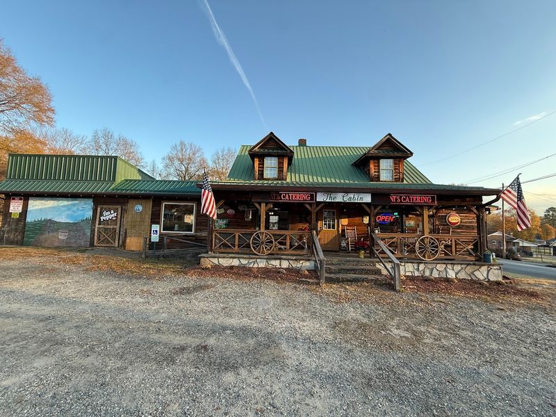 This Unassuming North Carolina Cabin Serves Southern Comfort Food People Rave About - Decor Hint Why Locals And Travelers Keep Returning