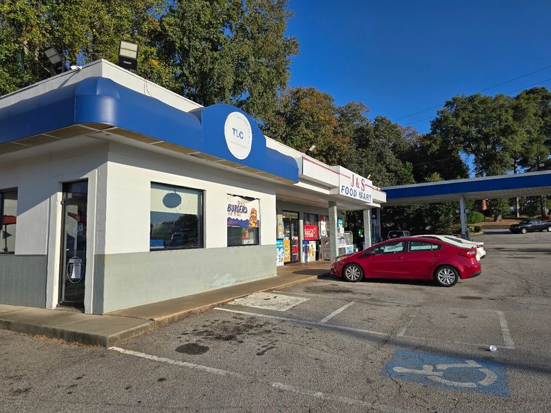 Why Tiny Spots Often Serve the Best Food