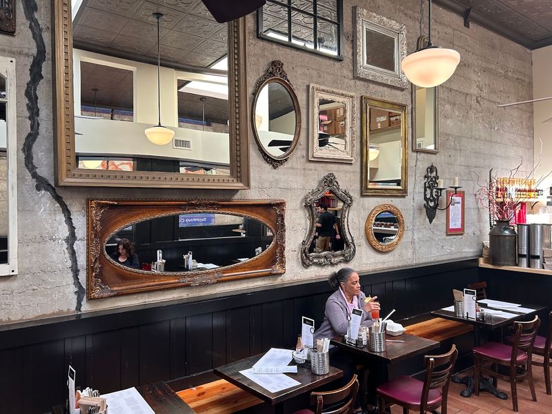 The Atmosphere And Dining Room Design