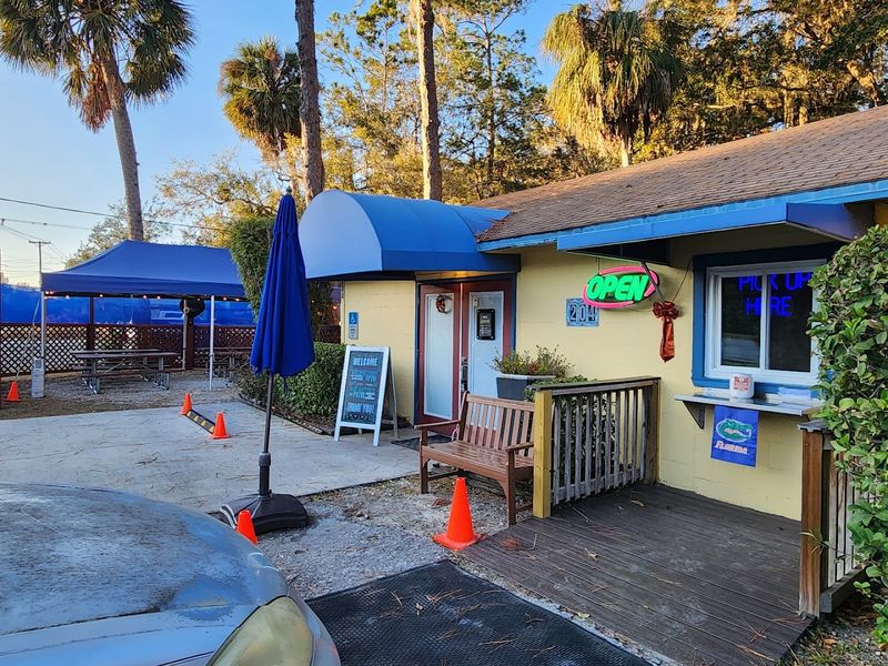 16 Florida Hole-In-The-Wall Restaurants Locals Can't Get Enough Of - Decor Hint Blue Highway Pizzeria, Micanopy