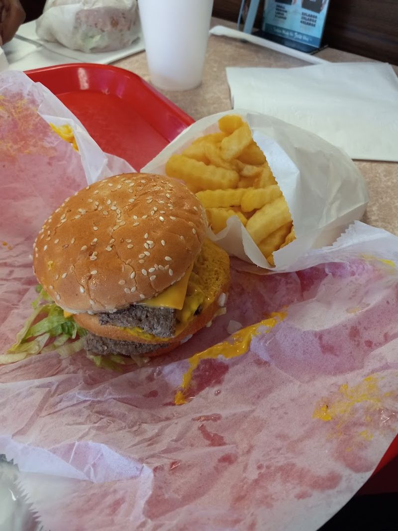 This Old-School Georgia Diner Is Known For Burgers That Keep People Coming Back - Decor Hint Homemade Onion Rings With Real Crunch
