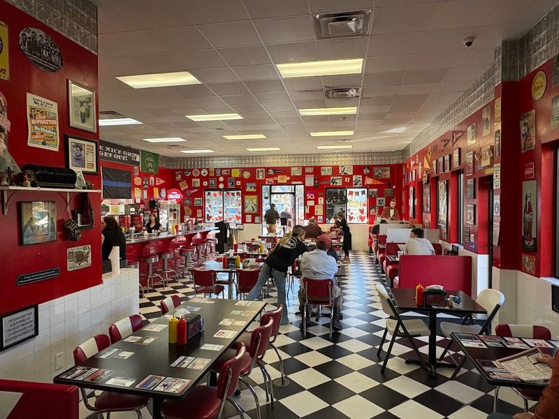 Georgia's Classic Diner Where Peach Cobbler Is Still Made The Classic Way - Decor Hint A Classic 50s-Style Diner In Social Circle