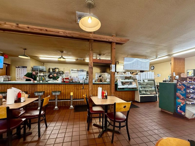 16 Florida Hole-In-The-Wall Restaurants Locals Can't Get Enough Of - Decor Hint Pearl Country Store & Barbecue, Micanopy