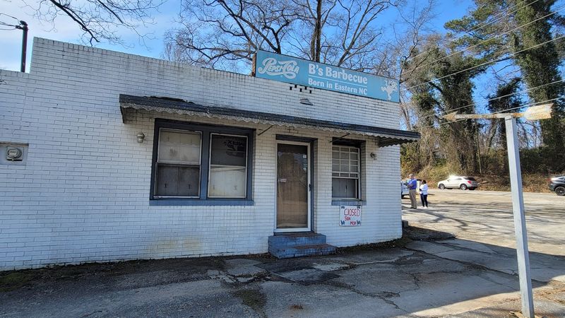 15 North Carolina Hole-In-The-Wall Restaurants Worth The Search - Decor Hint B's Barbeque, Greenville