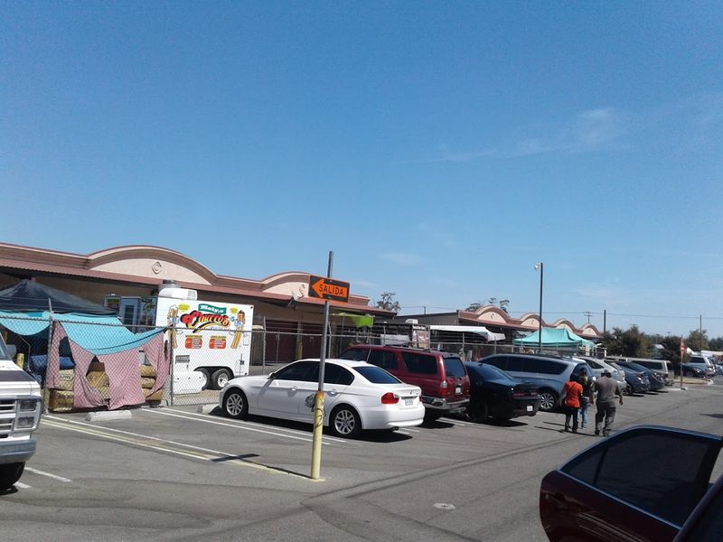 The Massive Flea Market In California With Over 600 Vendors And Delicious Food Trucks - Decor Hint Parking Capacity For Over 1,400 Vehicles