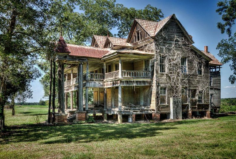 11 Eerie Abandoned Places In Georgia That Feel Like Time Capsules - Decor Hint Harville House, Statesboro