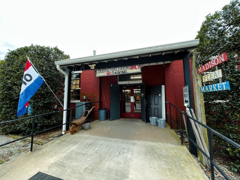 This Historic Small Town In Georgia Is Perfect For Relaxing Weekend Getaways - Decor Hint Madison Flea Market