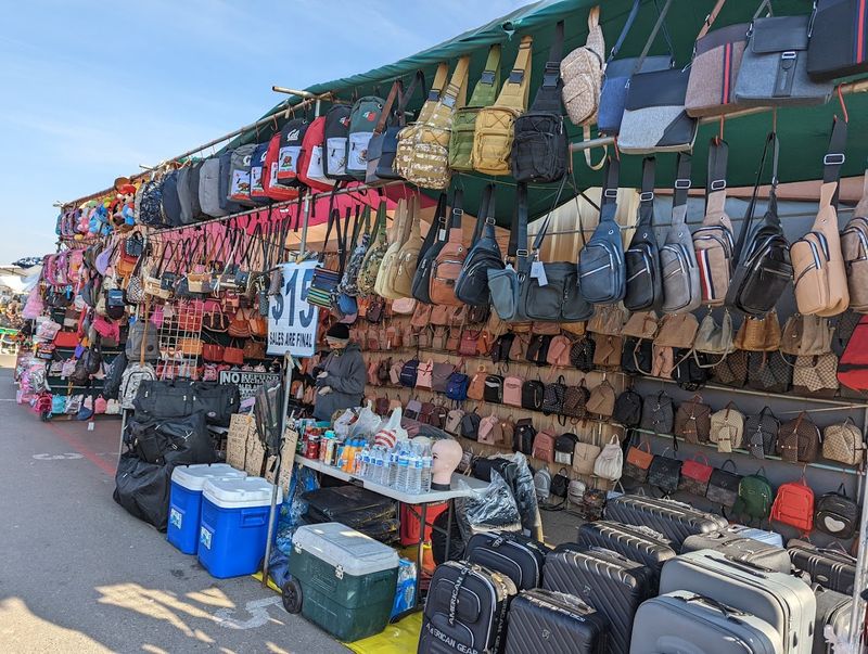 The Massive Flea Market In California With Over 600 Vendors And Delicious Food Trucks - Decor Hint What To Expect On Your First Visit