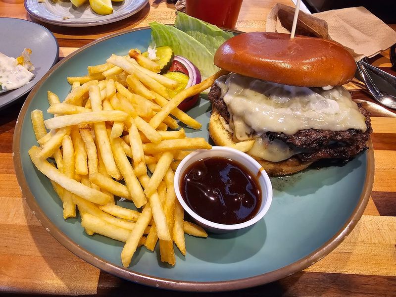 These Early Morning Bites At A Georgia Oceanfront Spot Are Worth The Drive - Decor Hint Friendly Staff and Positive Guest Reviews That Speak for Themselves