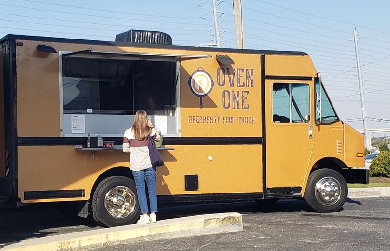 The North Carolina Breakfast Truck That Made Eating Off A Paper Plate Feel Like A Special Occasion - Decor Hint Why The Line Outside Is A Good Sign