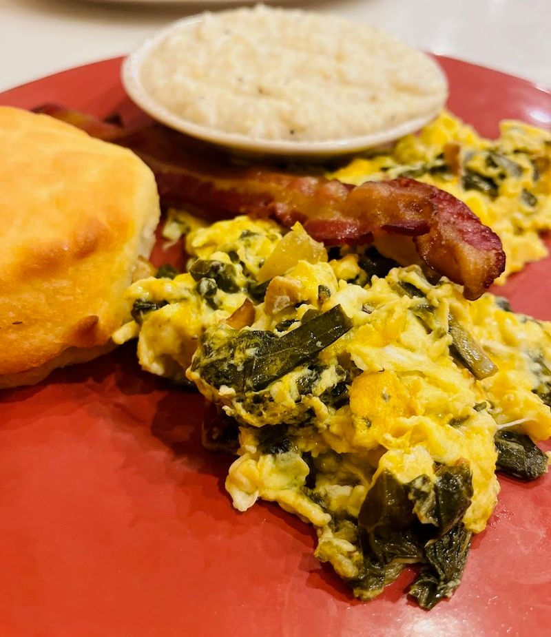 This Log Cabin Restaurant In Blairsville, Georgia Serves Incredibly Flaky Biscuits And A Legendary Sausage Gravy - Decor Hint Brisket Hash