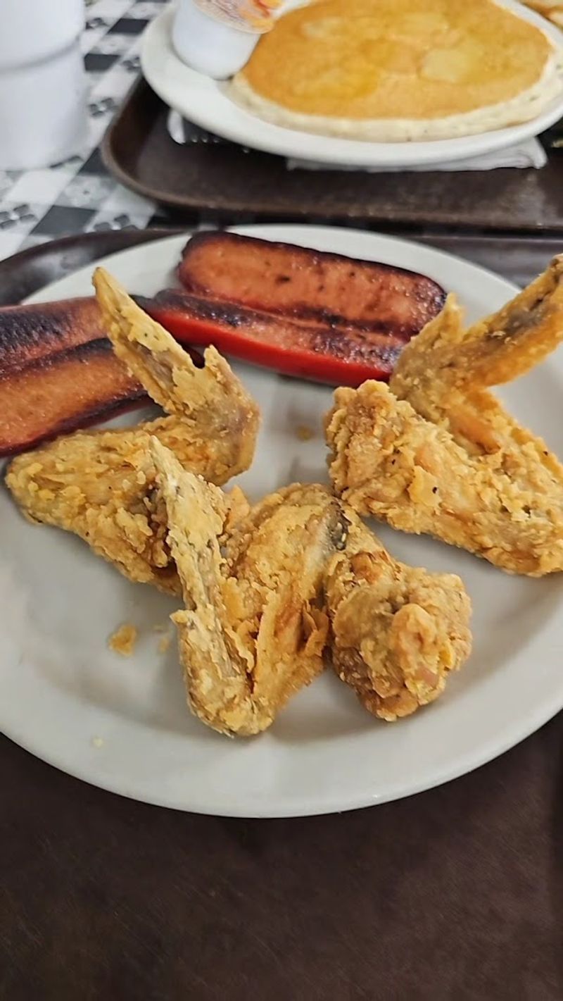 People Drive From Across Georgia For The Outrageously Delicious Fried Chicken At This Iconic Restaurant - Decor Hint Generous Portions That Make Every Dollar Feel Well Spent
