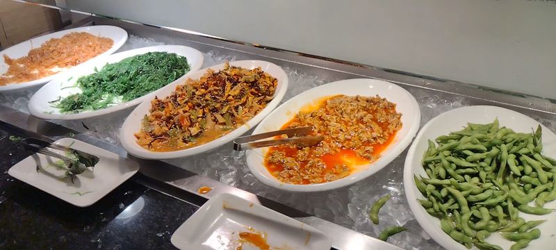 The Seafood Buffet In California Quietly Lives Up To The Hype - Decor Hint Over 158 Fresh Items Are Available Daily