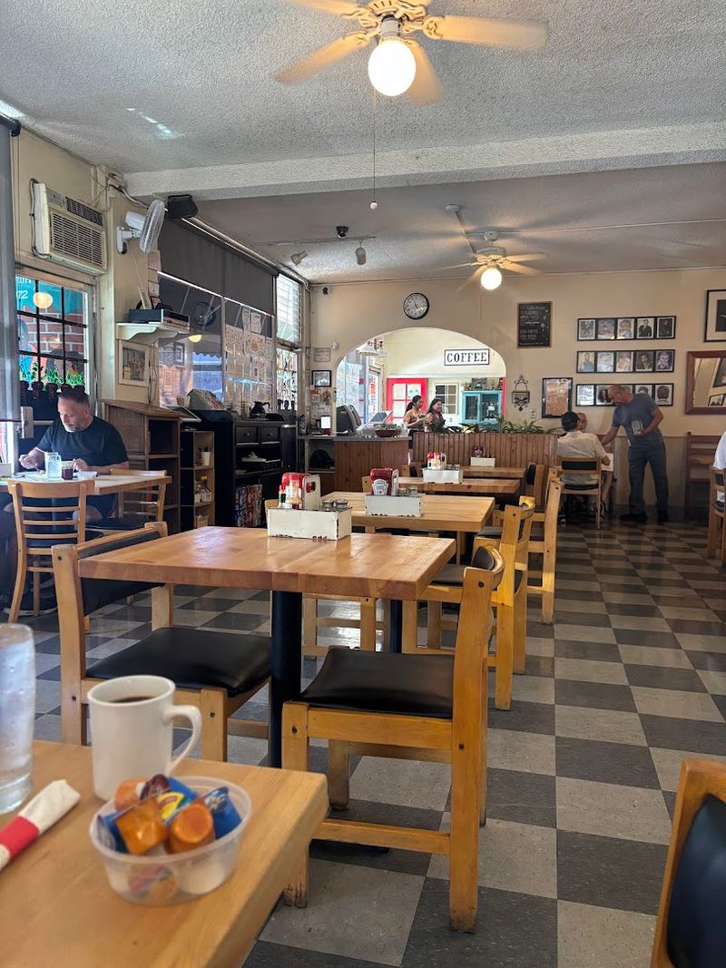 The Classic Diner Atmosphere That Feels Like Old LA