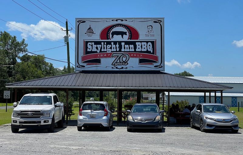 This North Carolina BBQ Sandwich Is Worth The Drive Every Time - Decor Hint Why People Keep Making The Drive