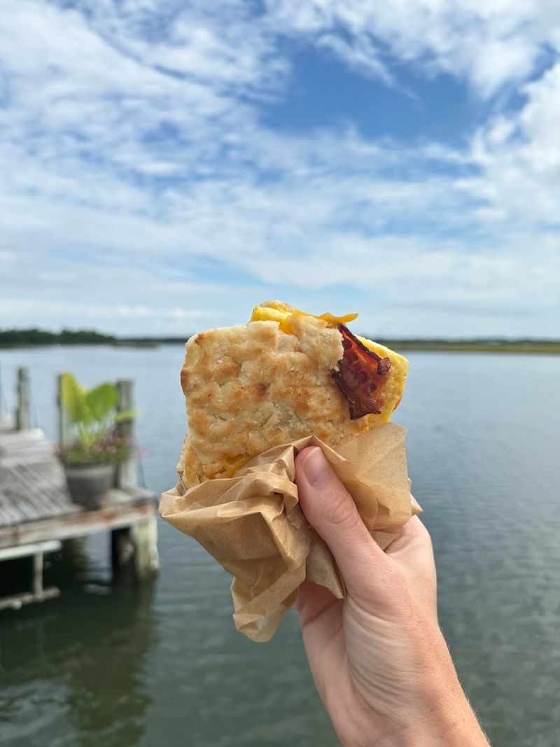 The North Carolina Breakfast Truck That Made Eating Off A Paper Plate Feel Like A Special Occasion - Decor Hint Surf City Mornings Hit Different Here